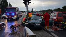 Dopravní nehoda dvou osobních aut v Potoční ulici v Chomutově. 