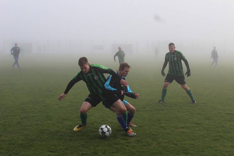 Podzimní duel SK Strupčice - TJ Osek, domácí hráči v modrém.