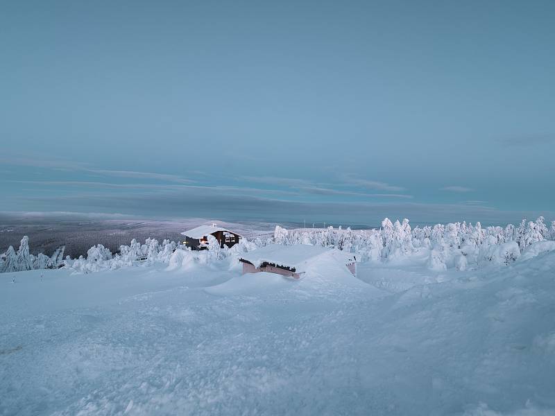 Noc, svítání a východ slunce na Klínovci, jasná obloha a teplota -8 st C. (5.2.2019)