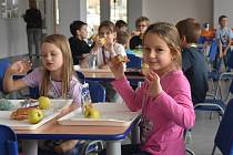 Ke stávce se připojili pracovníci jídelny na Základní škole Ak. Heyrovského v Chomutově, škola proto objednala bagety.