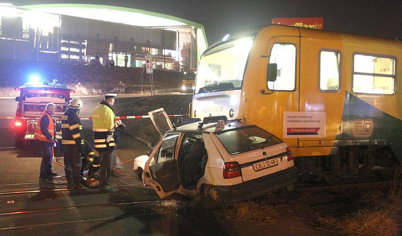 OBRAZEM: Střet Felicie s vlakem na přejezdu u chomutovského Kauflandu