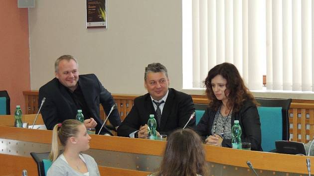 Členové chomutovského Studentského parlamentu diskutují s první místopředsedkyní Poslanecké sněmovny Jaroslavou Jermanovou.