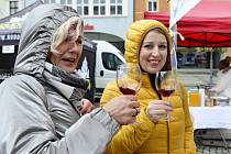Košt vína a farmářské trhy na náměstí v Chomutově