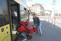 Cestující na autobusovém nádraží v Jirkově nemohou v případě nepříznivého počasí využít přístřešky.