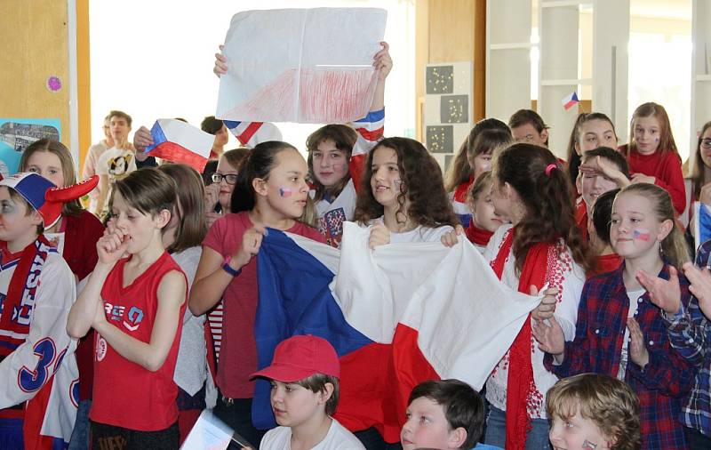 Celá klášterecká škola ZŠ Krátká sledovala hokej. Na začátku zimních olympijských her tam dokonce zařídili olympijské studio s promítacím plátnem