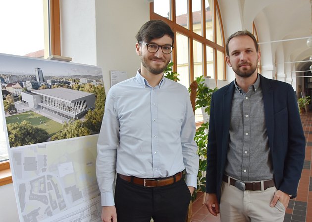 Architekti Petr Šuma a Pavel Fajfr ze studia Boele architekti, které zvítězilo s návrhem konverze bývalých lázní v Chomutově v supermoderní knihovnu s kulturním a společenským centrem.