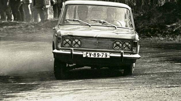 Zdeněk Říha starší při Rallye Jičín v roce 1973 se spolujezdcem Pražákem.