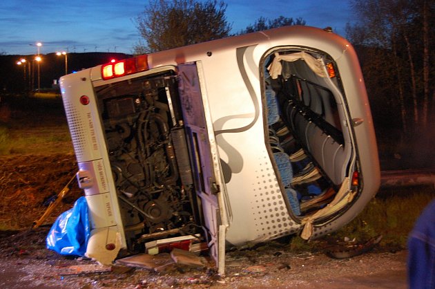 Autobus plný lidí havaroval po srážce s osobním autem u Prunéřova.