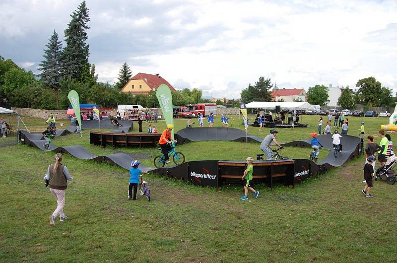 Celkový pohled na pumptrackovou dráhu. Tak co, troufnete si na ní?