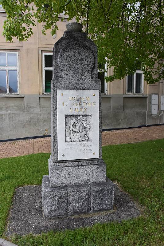 Památník obětem 1. světové války na náměstí v Březně.