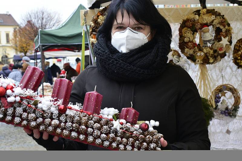 Na náměstí v Chomutově se prodávaly adventní věnce a ozdoby