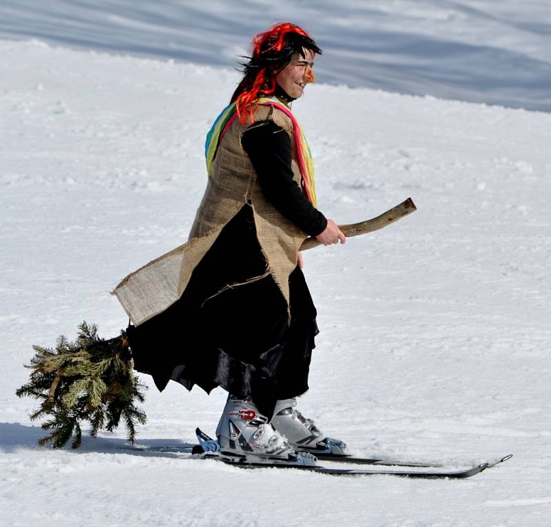 KARNEVAL NA SJEZDOVCE. Na Mezihoří lyžovaly maškary. 