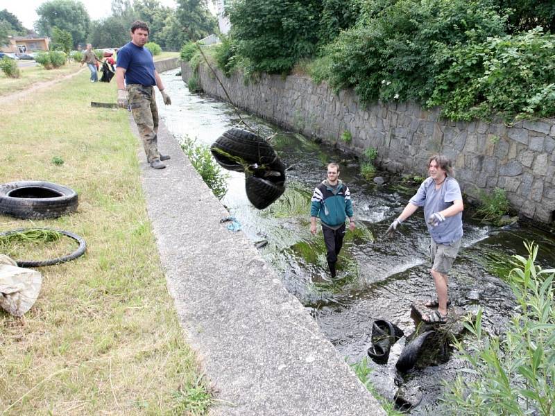 NEPOŘÁDEK Z ŘEKY. Zhruba třicet dobrovolníků přišlo v neděli dopoledne pomoci s úklidem řeky Běly protékající Jirkovem. Uklízeli část od pneuservisu a šli po směru toku dolů směrem k továrně Preciosy.