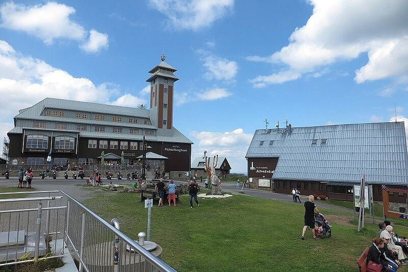 Krásné výhledy, lanovku i skluzavku na laně nabízí saský Fichtelberg.