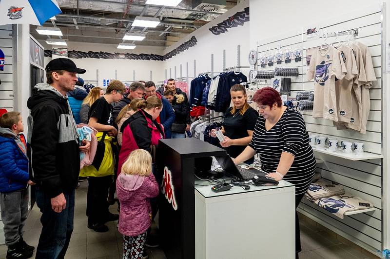 Piráti na autogramiádě představili zápasové dresy, které následně půjdou do dražby, a otevřeli další fanshop v OC Central v Chomutově.