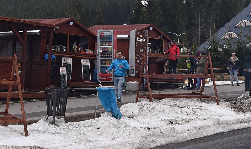 Stánky u velkého parkoviště pod Klínovcem jsou sice otevřené, zákazníků ale mnoho nemají.