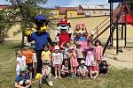Děti z chomutovské školky Palackého oslavily svátek s Tlapkovou Patrolou