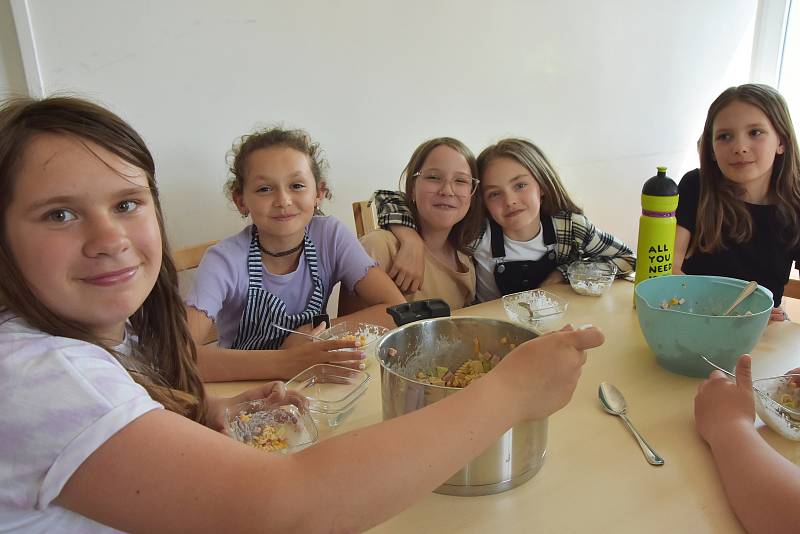 Školáci ze strupčické školy v kuchyňce, kde si připravili těstovinový salát.
