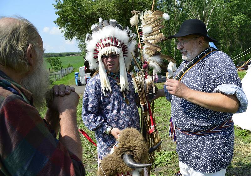 Na prostranství za Březnem u Chomutova se v historické bitvě utkali indini a vojska generála Custera.