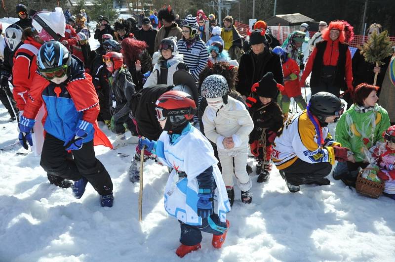 KARNEVAL NA SJEZDOVCE. Na Mezihoří lyžovaly maškary. 