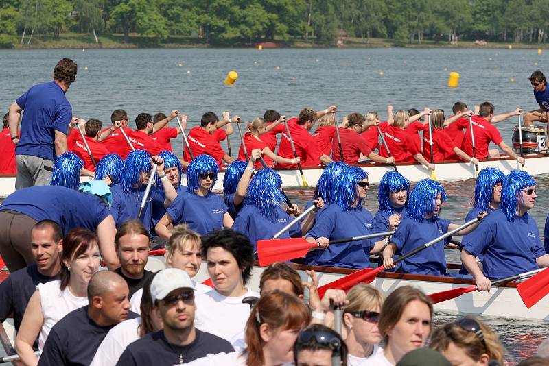 Závody dračích lodí na Kamencovém jezeře v Chomutově, 2009.