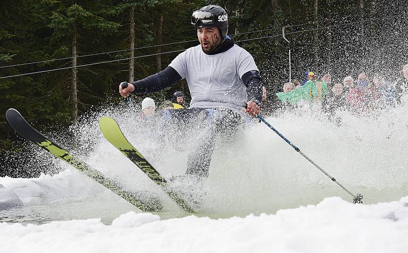 Párty u bazénu ve Ski areálu Alšovka u Klášterce nad Ohří.