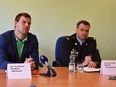 Policisté odpovídají na otázky novinářů