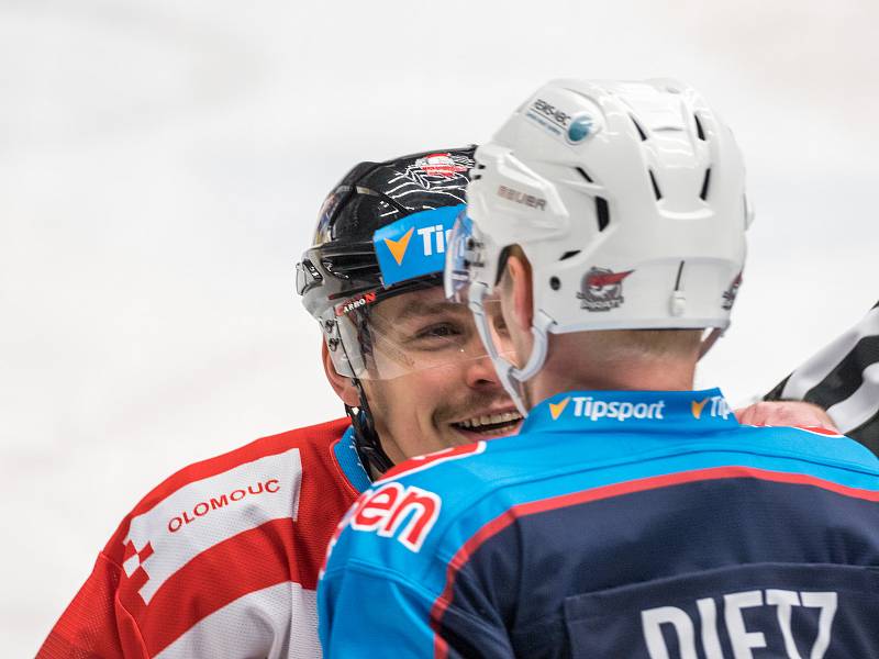 Piráti dnes dohrávají odložený zápas s HC Olomouc. Po první třetině je stav 1:0, kdy se v poseldní sekundě 1.třetiny trefil kapitán týmu Michal Vondrka. (6.12.2017)