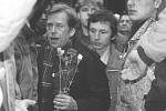 Václav Havel prochází davem lidí, kteří se srotili na náměstí 1. máje.