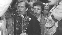 Václav Havel prochází davem lidí, kteří se srotili na náměstí 1. máje.