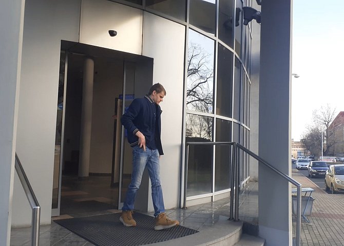 Jiří C. (25) vychází z budovy Okresního soudu v Chomutově.