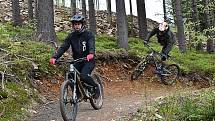 Na nejvyšší krušnohorském kopci se letos poprvé spustila lanovka. Slouží hlavně cyklistům, zároveň se totiž otevřel klínovecký trail park. Sobota 22. května