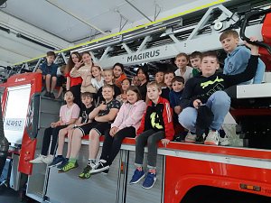 Děti z chomutovské ZŠ Hornická navštívily požární stanici