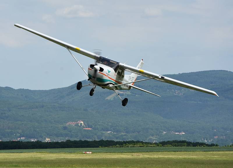 Cessna 172 přistává na letišti v Pesvicích.