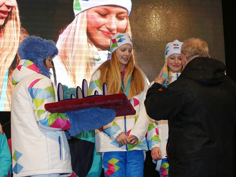 První medailový ceremoniál mají za sebou Zimní olympijské hry dětí a mládeže.