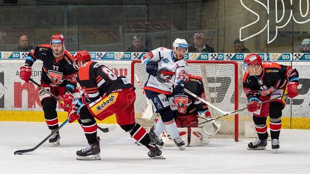 Piráti Chomutov (v bílém) hostili doma v rámci 41. kola Mountfield Hradec Králové.