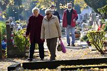 Spousta lidí navštívila městský hřbitov v Chomutově k příležitosti Svátku zesnulých.
