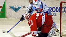Semifinále první ligy v ledním hokeji se tentokráte přesunulo na led chomutovského zimního stadionu.Štefan Žigárdy odsunuje branku