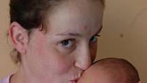 Michálka Miadoka líbá na tvář maminka Markéta Šímová. Narodil se 8. 9. v 0:51 hodin v chomutovské porodnici, měřil 54 cm a vážil 3,6 kg. Táta si je odveze domů do Jirkova.