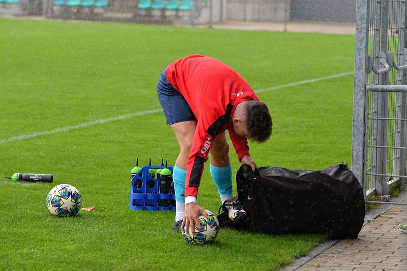 Chomutov (v modrém) v duelu s Chebem pokřil nové dresy. Byla z toho výhra 6:1.