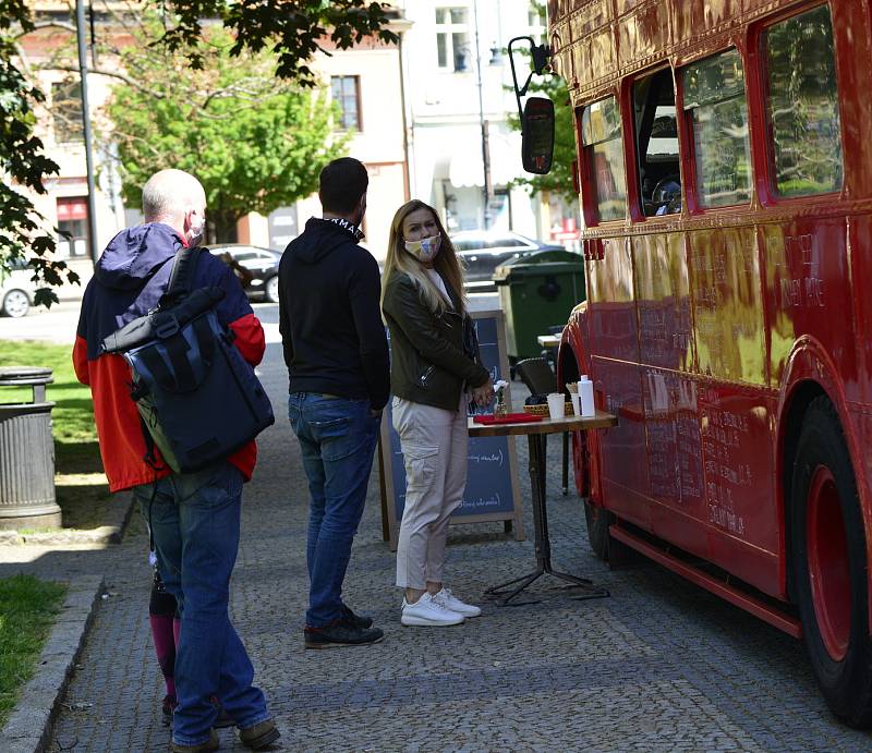 V Kadani,Klášterci nad Ohří a v Chomutově si lidé užívali otevření restauračních zahrádek.V některých zařízeních zahrádky byly prázdné.