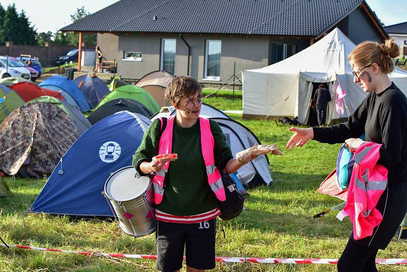 V sobotu ráno se vydal pochod o několika stovkách lidí z kempu, které vyrostl v Okoříně poblíž Strupčic.