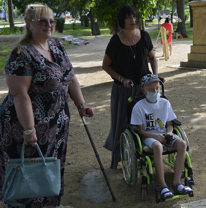 Charitativní akci v parku v Jirkově navštívilo spousta návštěvníků. Na závěr se uskutečnil běh.