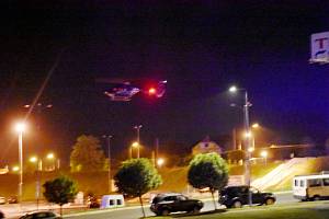 Pro zraněnou přiletěl vrtulník letecké záchranné služby z Prahy. Po půlnoci přistál na parkovišti jirkovského Tesca.