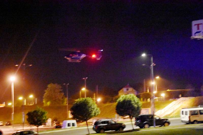 Pro zraněnou přiletěl vrtulník letecké záchranné služby z Prahy. Po půlnoci přistál na parkovišti jirkovského Tesca. 