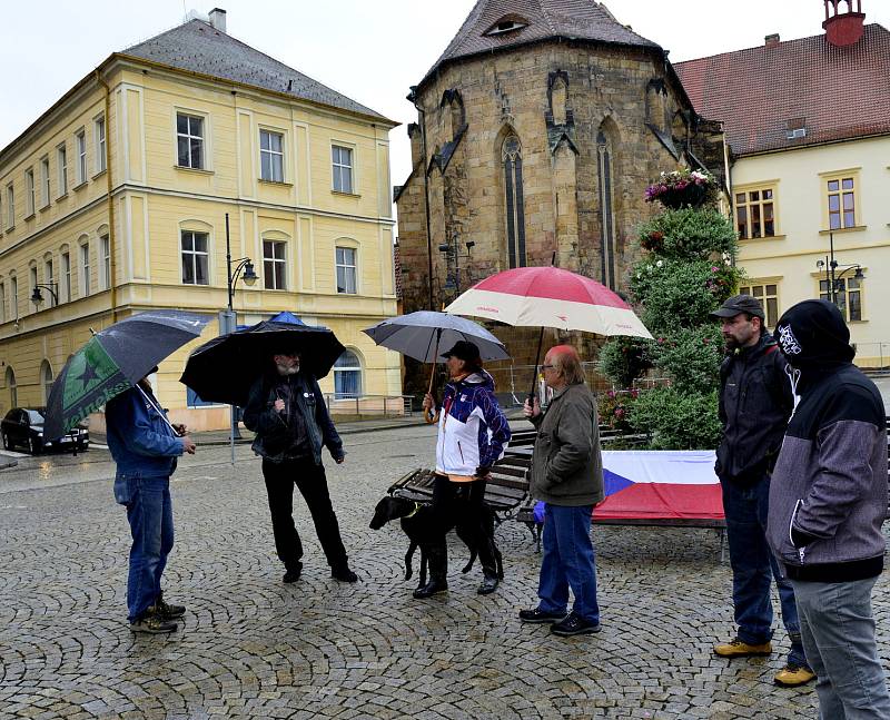 Na náměstí 1.Máje v Chomutově se při demonstraci sešlo kolem třiceti lidí, kteří nesouhlasí s nošením roušek a činností vlády.