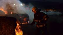 V Mikulovicích u Kadaně hořelo dvacet balíků slámy.