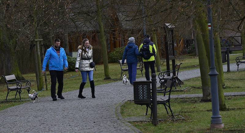 Lidé v době koronaviru se procházeli po po zámeckém parku a v prostranství lázních Evženie kde bylo otevřeno alespoň kavárenské okénko.