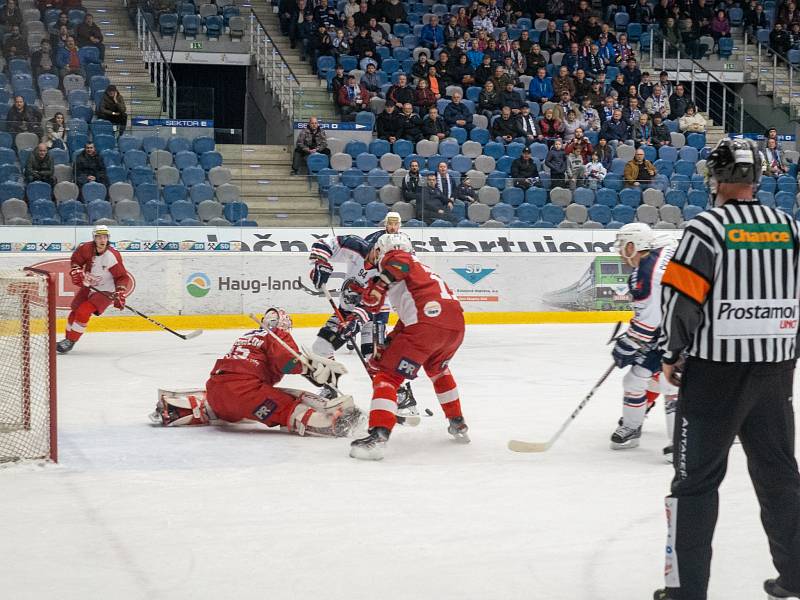 Chomutov (v bílém) doma nakonec porazil pražskou Slavii.