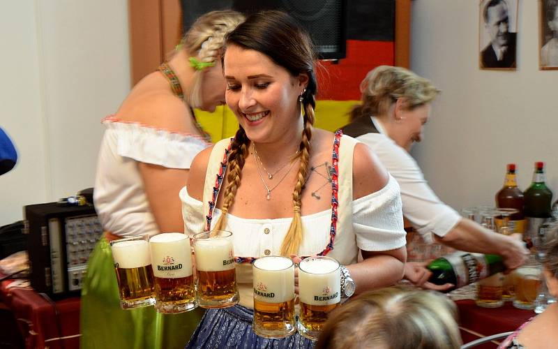 Senioři oslavili Oktoberfest.